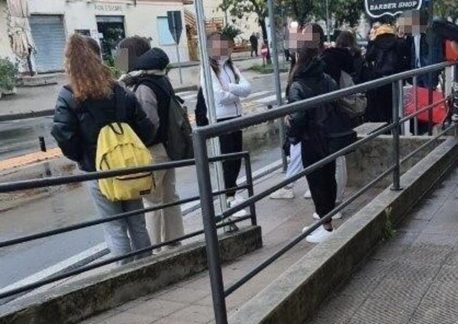 Autobus strapieni al mattino e gli studenti rimangono a piedi: «Adesso basta»
