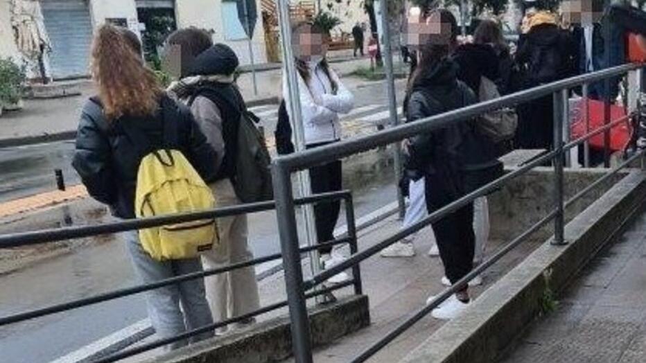 Autobus strapieni al mattino e gli studenti rimangono a piedi: «Adesso basta»
