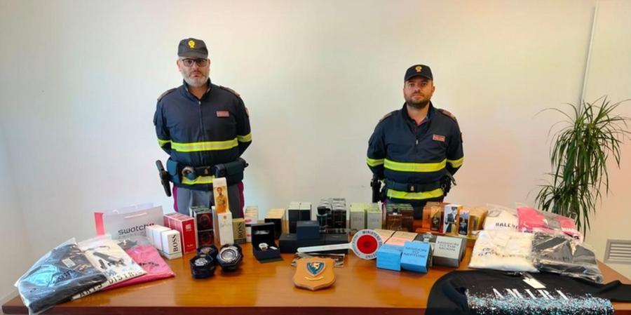 Olbia, auto bloccata per un sorpasso azzardato: nel cofano orologi e profumi contraffatti
