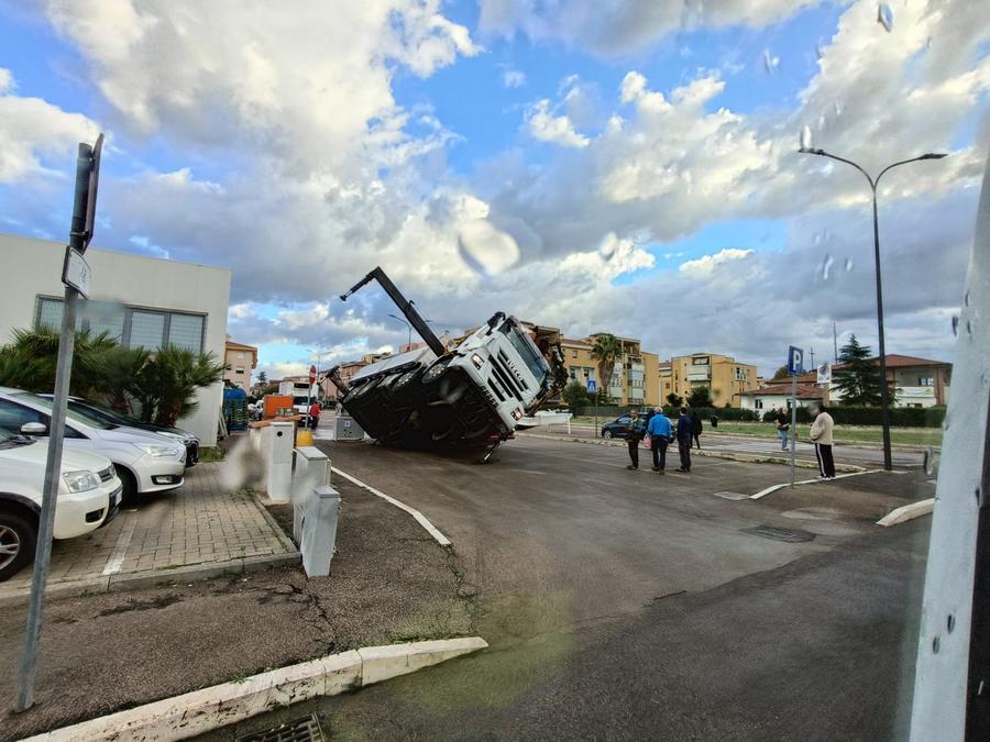 Grosseto, camion si ribalta in città 