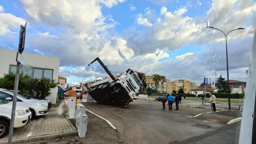 Grosseto, camion si ribalta in città