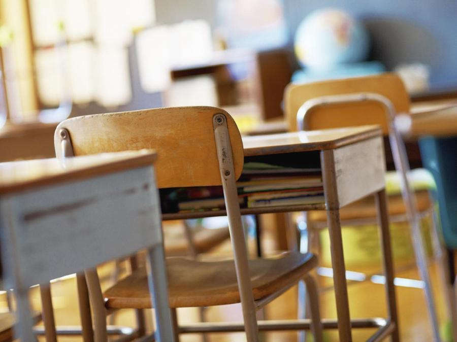 Empoli, prof indagato per violenza sessuale su una studentessa. Il segreto rivelato a scuola: «Abusa di me»