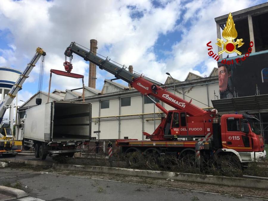 
	Il camion dopo l'incidente alle porte della citt&agrave;&nbsp;

