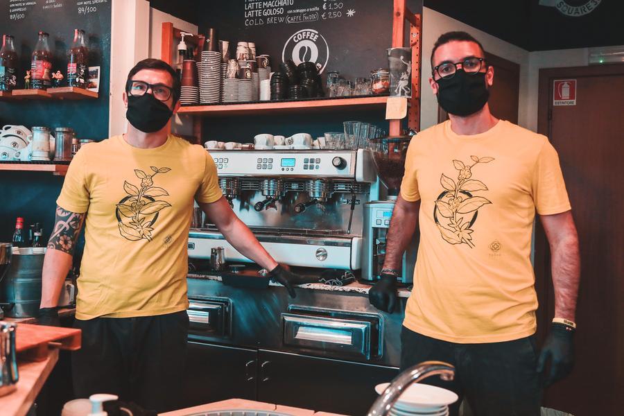 
	A destra Luca Mosconi, il titolare del Coffee Square, insieme al suo collega Stefano

