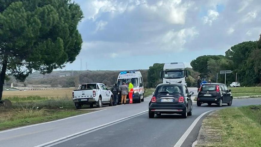 Esplode la canna mentre spara col fucile, guardia venatoria ferita a una mano