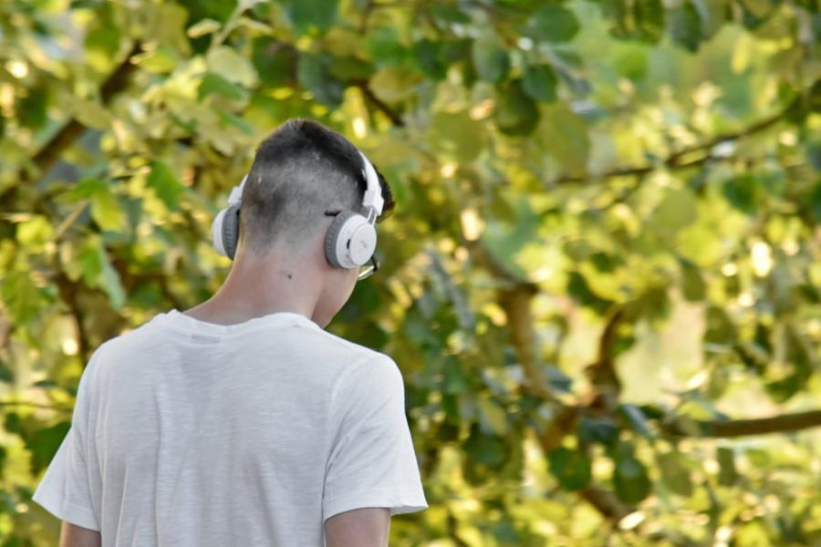 Gli artisti ci dicono che non siamo solo noi a sbagliare: ecco perché amiamo la "musica giovane"
