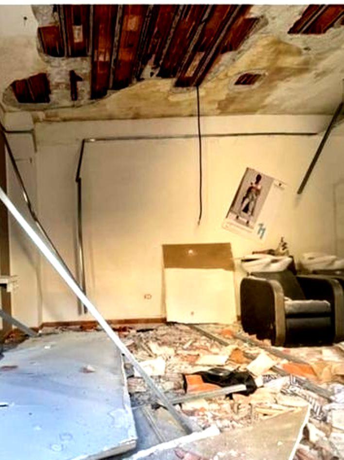 
	Le macerie dopo il crollo nel salone di parrucchiera a Villaputzu


