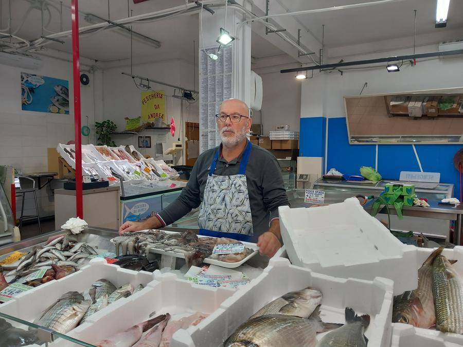 
	Un operatore tra i banchi della sede provvisoria del mercato in via Cimarosa

