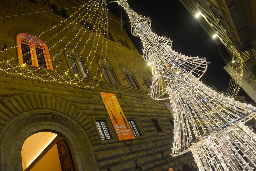 In via Tornabuoni è già Natale: accese le luminarie