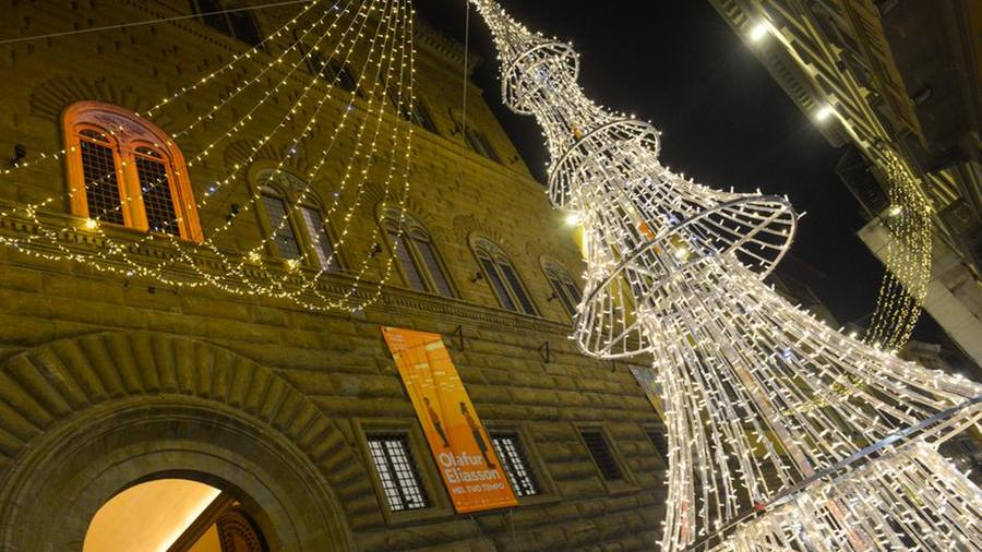 In via Tornabuoni è già Natale: accese le luminarie