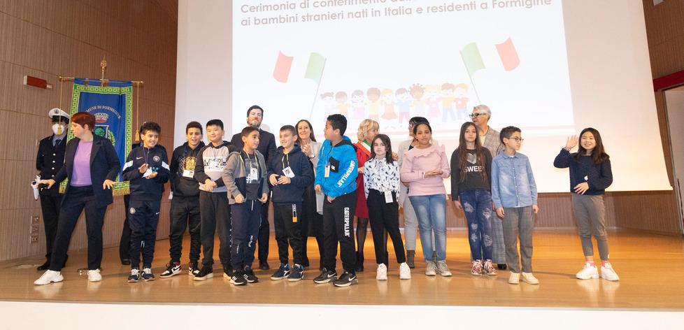 Formigine. Cittadinanza onoraria a dodici bimbi stranieri «Segnale di apertura e di accoglienza» 