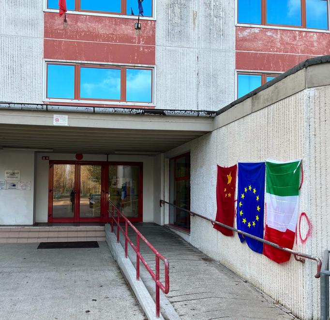 Ferrara, corsa a scuola per “cancellare” le farneticazioni dei Vi-Vi
