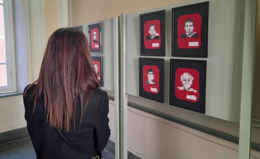 Condannati per femminicidio, le loro foto nella mostra in tribunale scatenano la bufera: «Una vergogna»