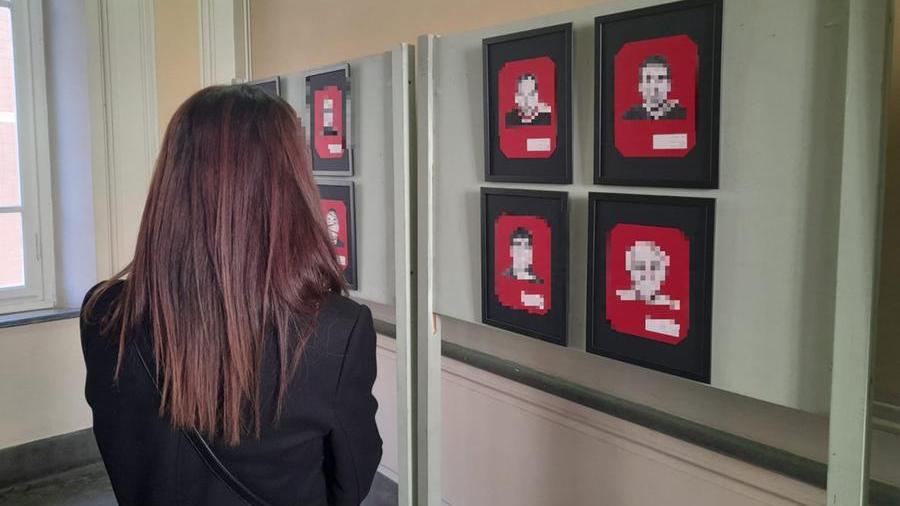 Condannati per femminicidio, le loro foto nella mostra in tribunale scatenano la bufera: «Una vergogna»