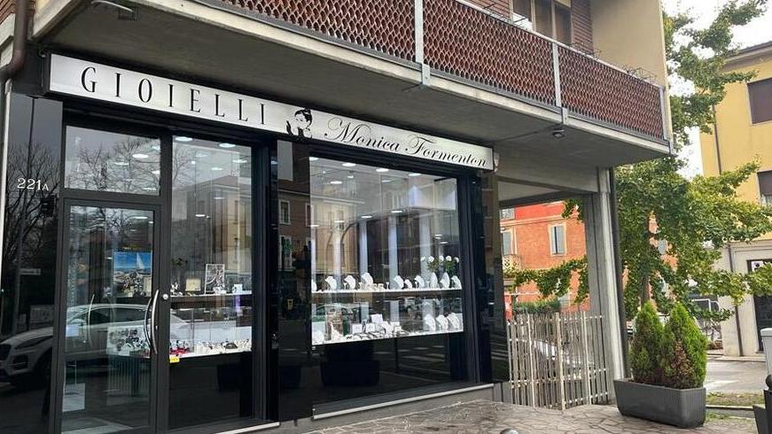 Modena. Spaccata di notte in gioielleria a San Faustino