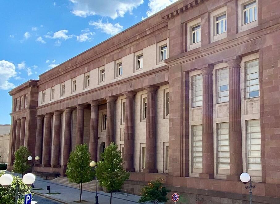 Morì per un aneurisma, il pm ai 9 medici a processo a Sassari: «Perché l’intervento fu rinviato?»