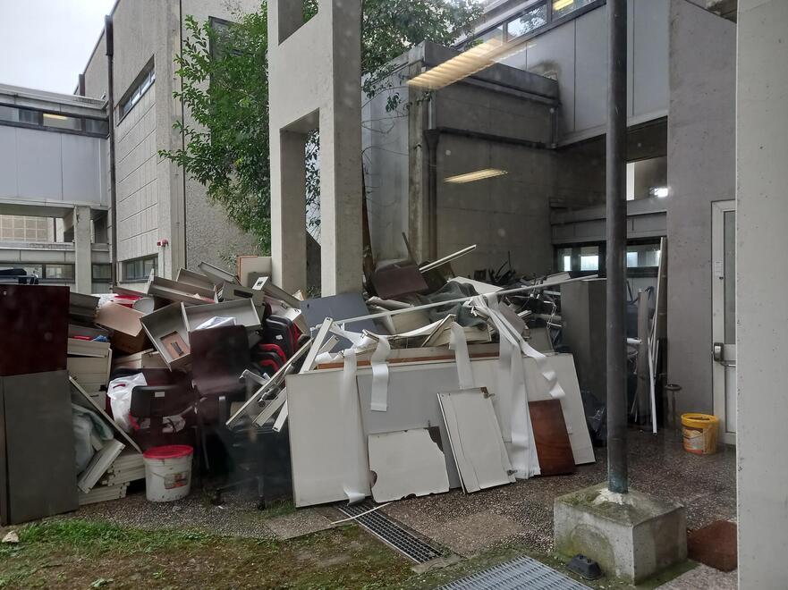 I magistrati pratesi lanciano l’allarme: «Il palazzo di giustizia cade a pezzi, si intervenga»