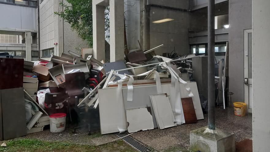I magistrati pratesi lanciano l’allarme: «Il palazzo di giustizia cade a pezzi, si intervenga»
