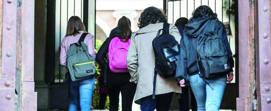 Molestata dal professore, l’amica della ragazzina: «Si era chiusa in se stessa e non voleva mai restare sola»