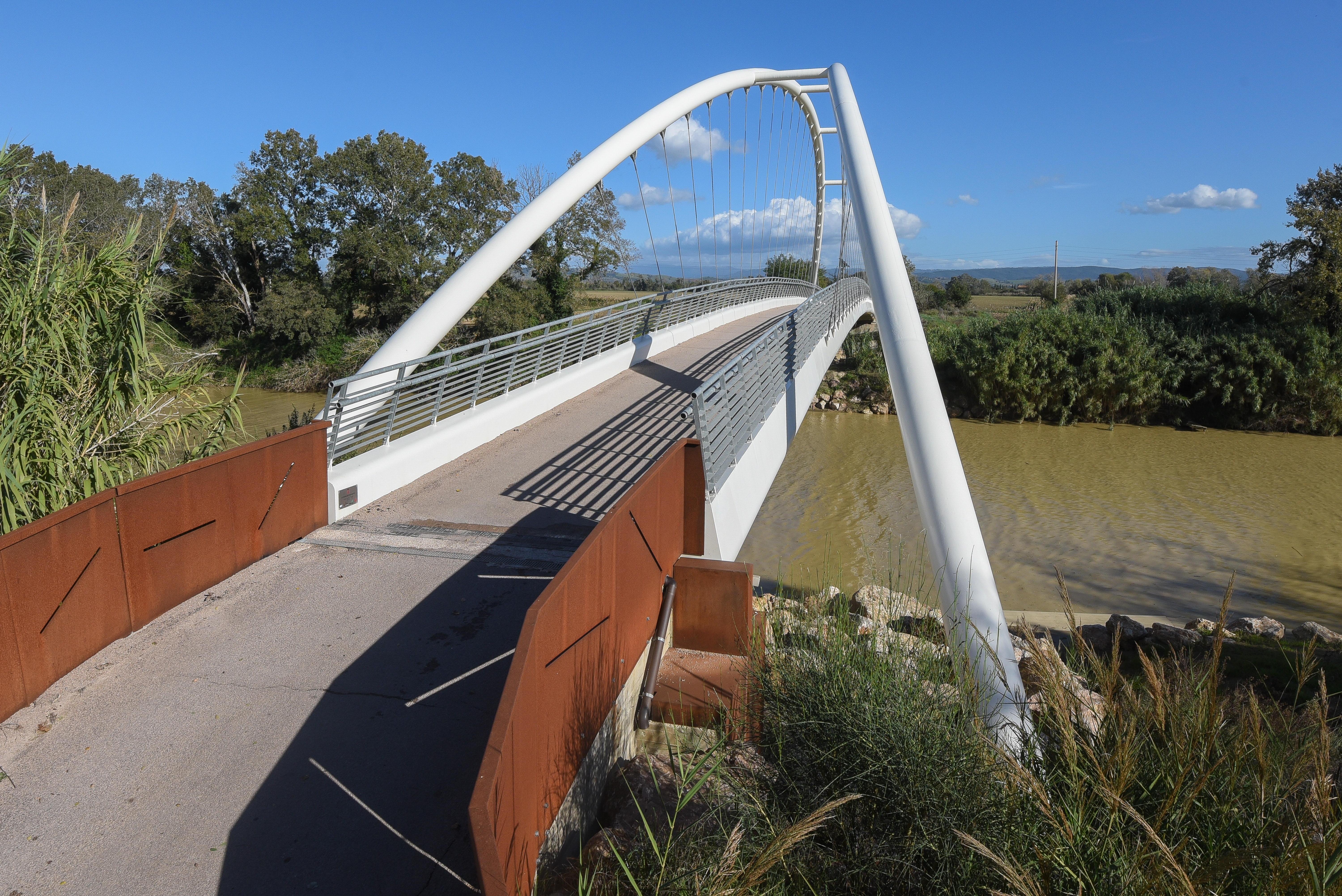 Il ponte sull’Ombrone  è “ciclo” pedonale ma è vietato alle biciclette