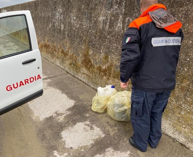 Abbandonano nel porto 250 litri di olio esausto: beccati dalla Guardia costiera