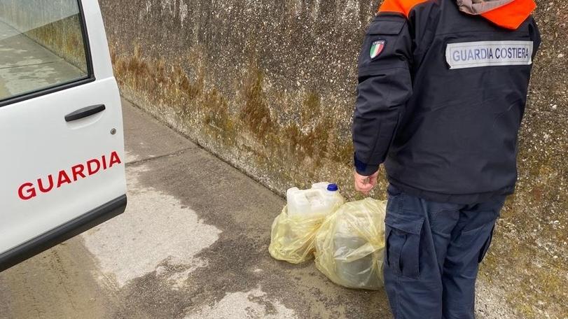 Abbandonano nel porto 250 litri di olio esausto: beccati dalla Guardia costiera