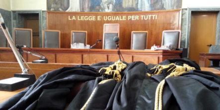 Prende una bombola del gas e minaccia «Faccio saltare casa»: finisce alla sbarra