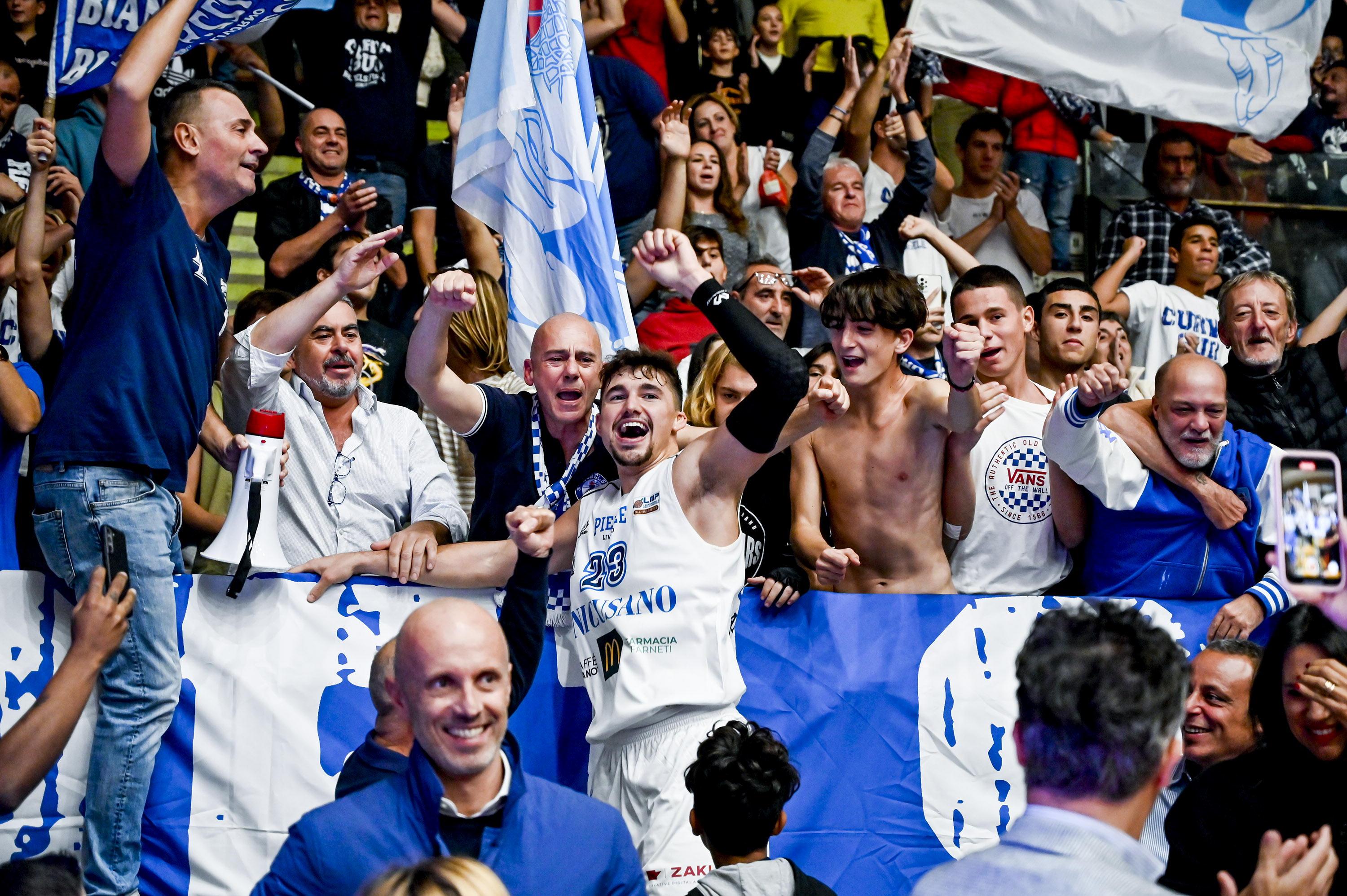 PL e LL, sale la febbre del tifo: in 150 a Legnano, 1.500 al palaMacchia 