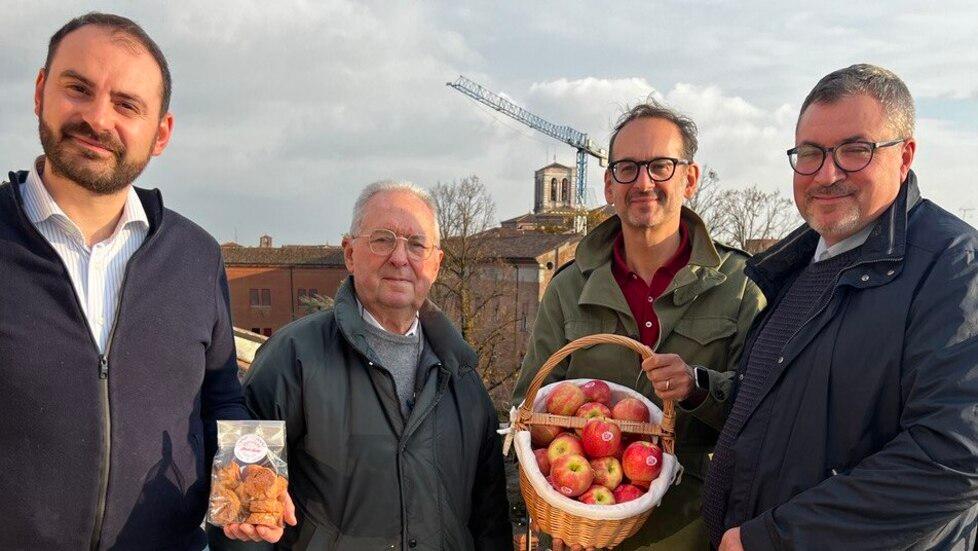 Biscotti alla mela Pink Lady, a Ferrara scatta la solidarietà circolare 