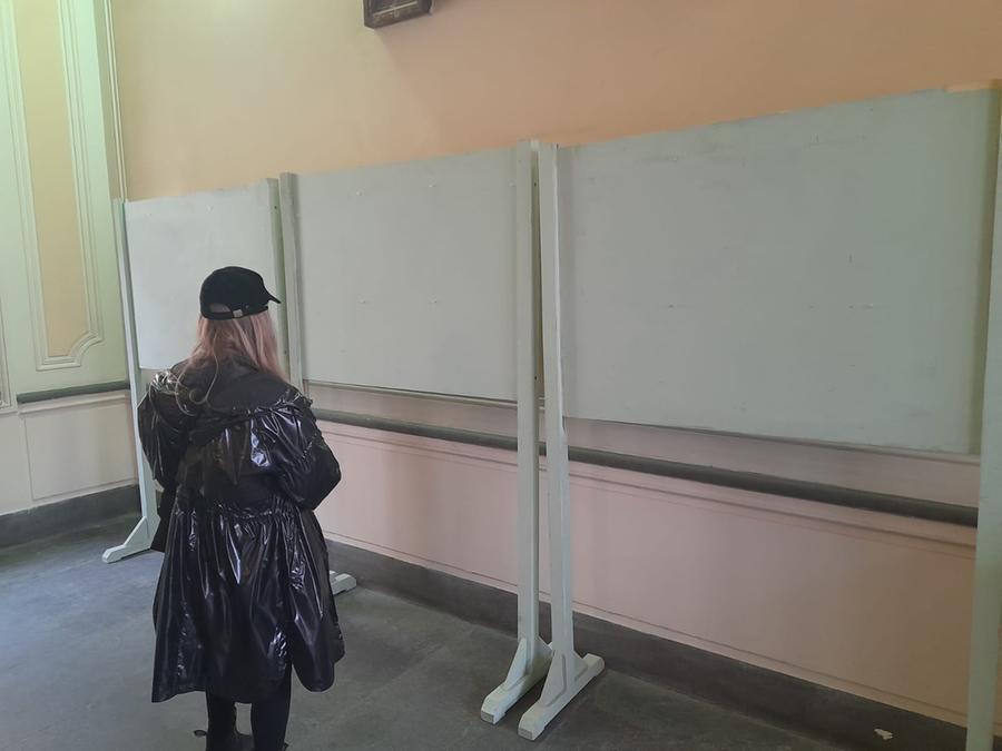 
	I pannelli vuoti all'ingresso del tribunale


