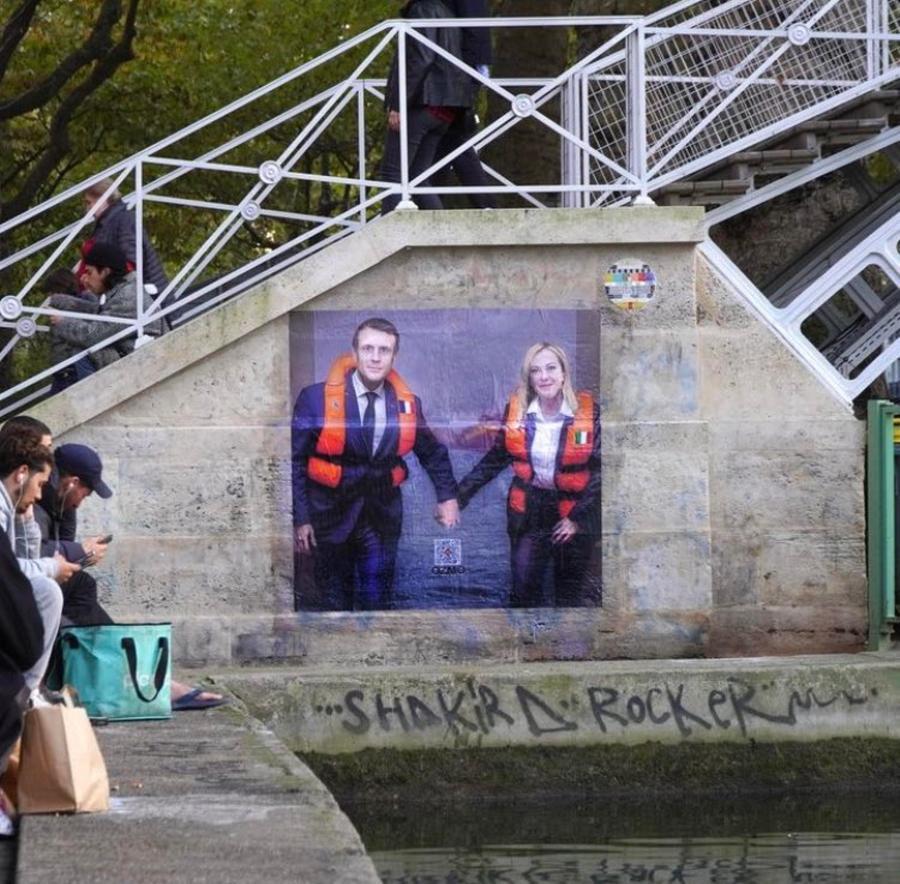 
	Street art a Parigi, Macron e Meloni "migranti"&nbsp;

