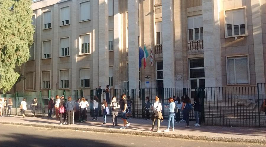 Cagliari, litigio all’uscita di scuola del liceo Dettori: spunta un coltello