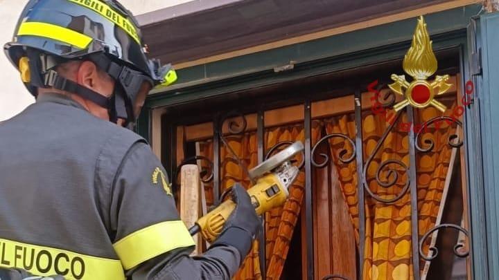 Sassari, un uomo ferito e rinchiuso in casa soccorso dai vigili del fuoco