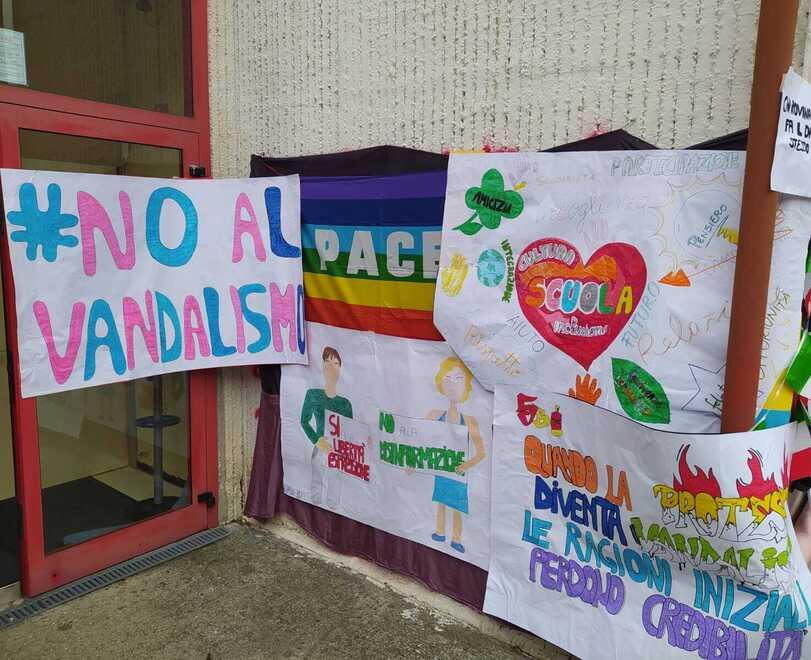 Ferrara, il Liceo Carducci “sfregiato”. Gli studenti: «È stata barbarie»