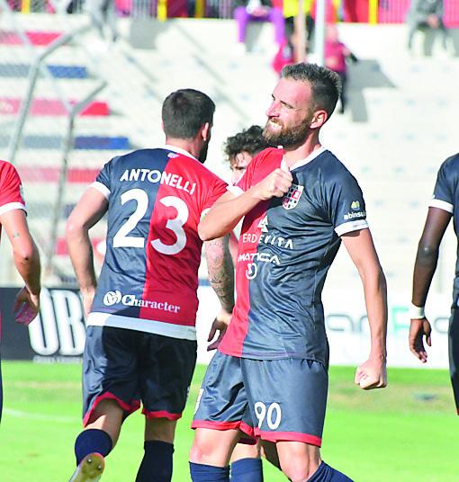 L’esplosione di gioia dei sassaresi dopo la vittoria per 2-1 contro il Montevarchi. In primo piano Scappini
