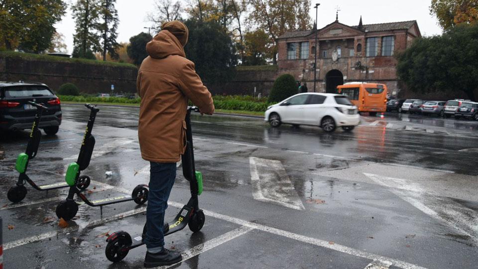 Due ruote e una app: anche a Lucca i monopattini elettrici condivisi