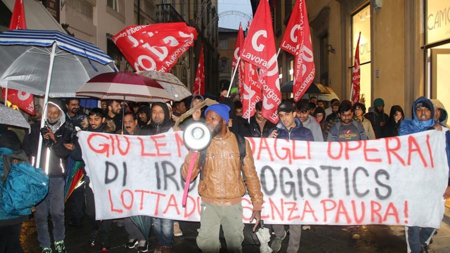 La rabbia dei 22 licenziati Iron & Logistics: «Non siamo spazzatura da buttare»