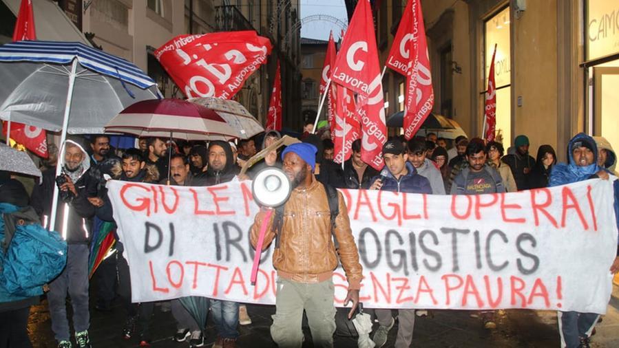 La rabbia dei 22 licenziati Iron & Logistics: «Non siamo spazzatura da buttare»