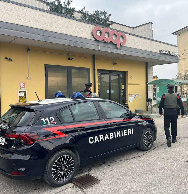 Casumaro, irrompe alla Coop con un coltello: «Io qui vi ammazzo tutti, vi taglio»
