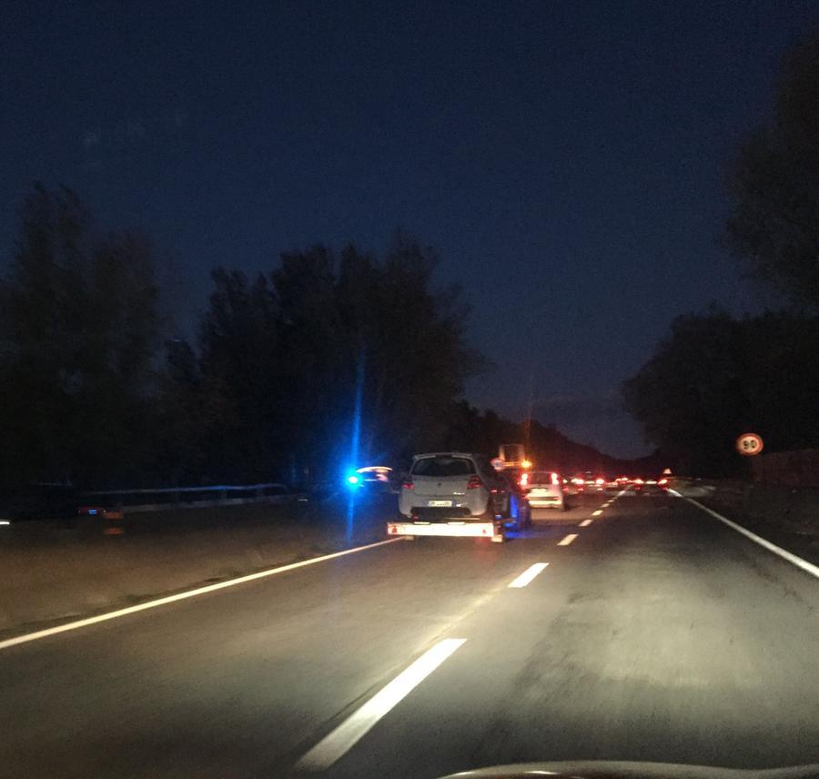 
	Il punto in cui &egrave; avvenuto l'incidente in Fi-Pi-Li: sulla sinistra dell'immagine si vedono i lampeggianti dei mezzi intervenuti sul posto&nbsp;

