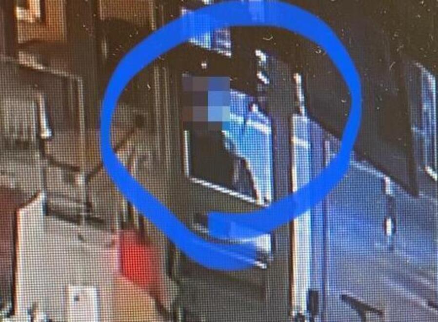 
	Uno dei fotogrammi del video che immortala il ladro di medicine

