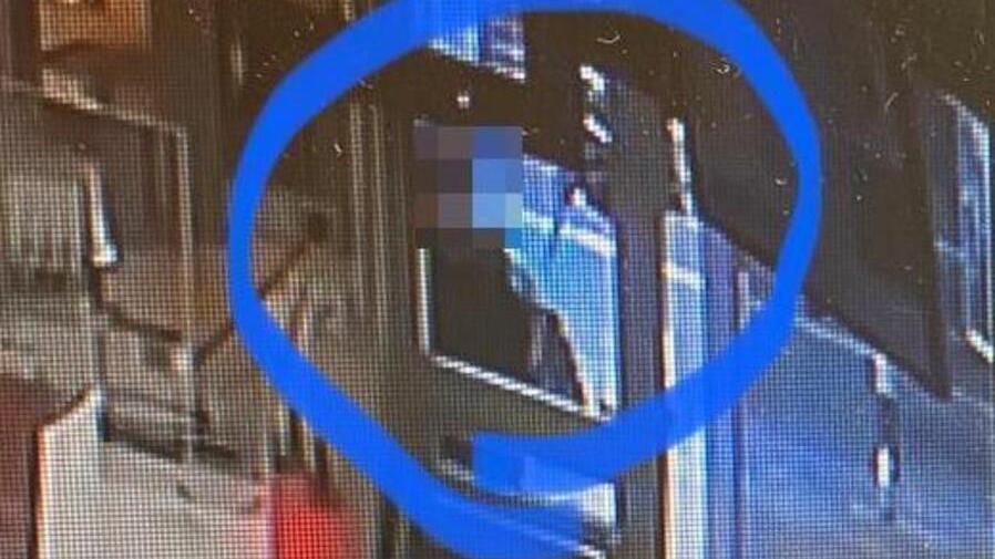 Uno dei fotogrammi del video che immortala il ladro di medicine