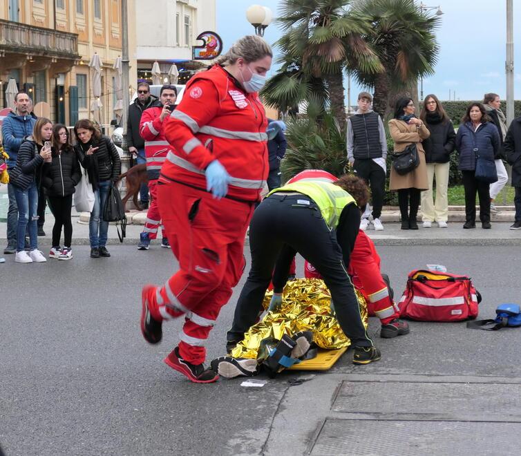 Sicurezza stradale, i manichini della Croce Rossa in Passeggiata raccontano perché si muore - Video