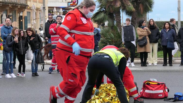 Sicurezza stradale, i manichini della Croce Rossa in Passeggiata raccontano perché si muore - Video