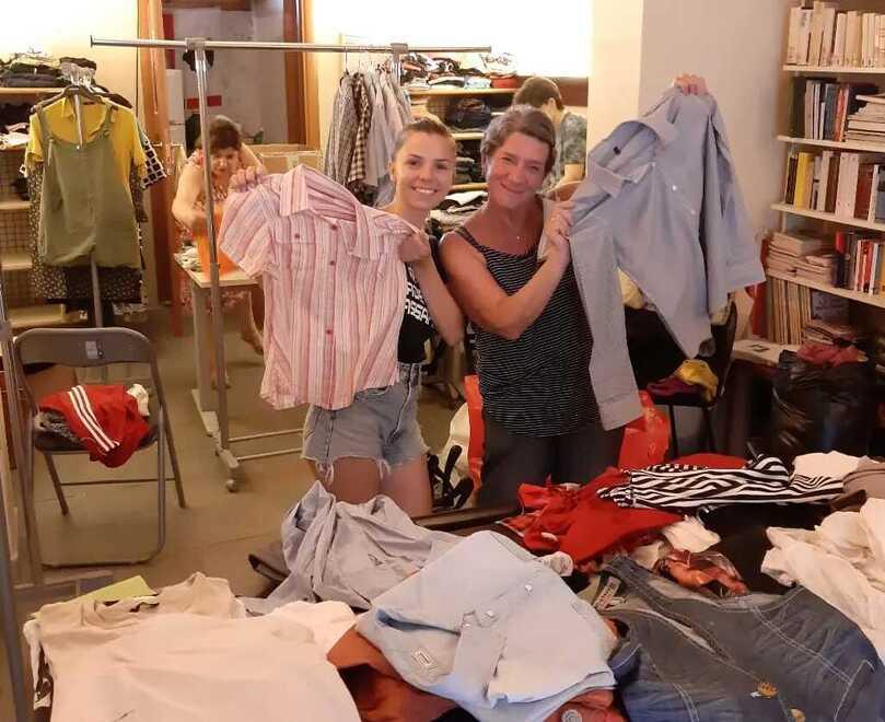 Sassari, la condivisione dei vestiti per combattere il carovita 