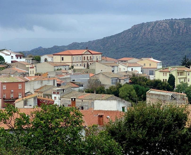 Cossoine, pensionato cade dalle scale di casa e muore 
