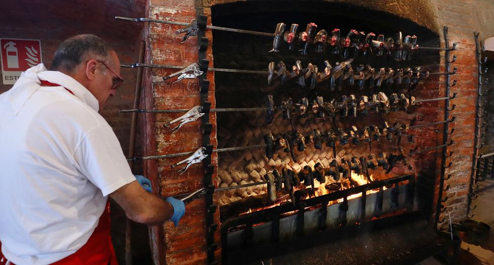 Comacchio, si accendono i camini alla Manifattura: l’anguilla è pronta per la marinatura