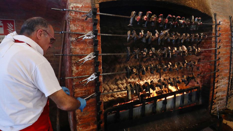 Comacchio, si accendono i camini alla Manifattura: l’anguilla è pronta per la marinatura
