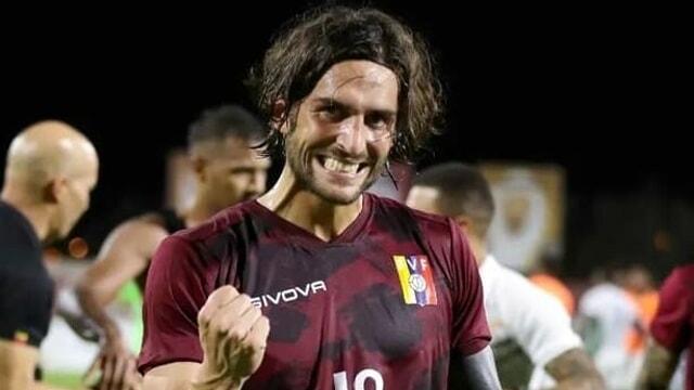 Ernesto Torregrossa esulta con la maglia del Venezuela