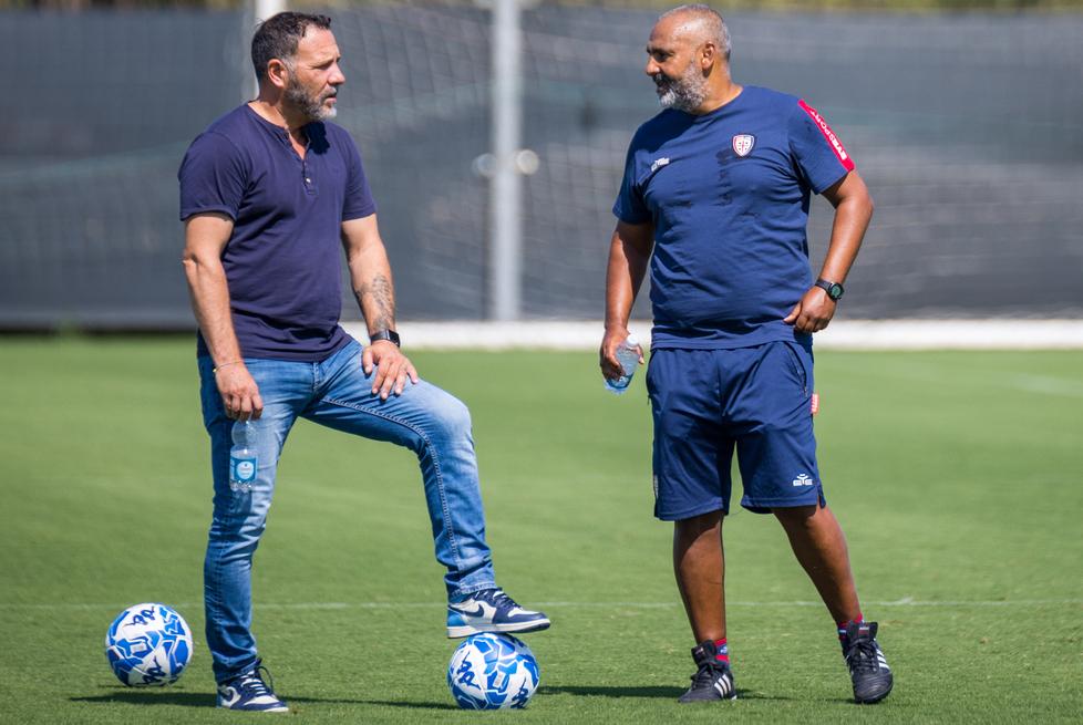 Roberto Muzzi a colloquio col tecnico Fabio Liverani (foto Valerio Spano)